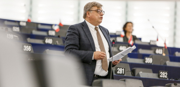 Kosma Złotowski pyta Komisję Europejską o wątpliwości związane z wygraną firmy Hyundai Rotem w przetargu na dostawę tramwajów dla Warszawy