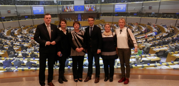 Pięcioro młodych uczestników mieleckiego Biegu Żołnierzy Wyklętych na zaproszenie Europosła Tomasza Poręby zwiedzi Brukselę