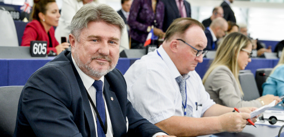 Bogdan Rzońca: Plan awaryjny polegający na wydłużeniu obecnych ram finansowych pomoże chronić beneficjentów UE