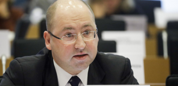 Adam Bielan pyta KE o ochronę wspólnego rynku przed napływem niebezpiecznych produktów 