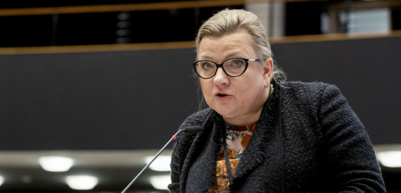 Komisja Rozwoju PE przyjmuje opinię europoseł Beaty Kempy dotyczącą niedoboru leków w związku z pandemią COVID-19