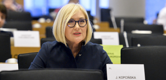 Joanna Kopcińska pyta KE o odpowiedzialność państw członkowskich za szkody spowodowane szczepionką przeciw COVID-19