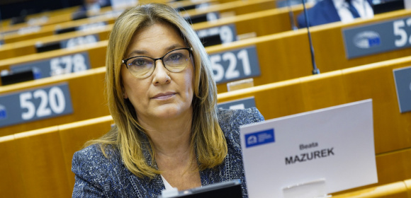 Beata Mazurek pyta KE o stanowisko ws. łamania praworządności we Francji i Hiszpanii