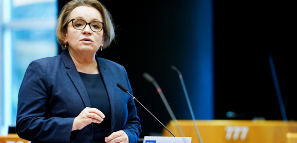 Anna Zalewska pyta Komisję o fake news