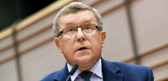 Zbigniew Kuźmiuk pyta komisarza ds. rolnictwa o ochronę  gospodarstw rolnych