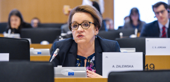 Anna Zalewska pyta KE o szczepionki przeciwko COVID-19