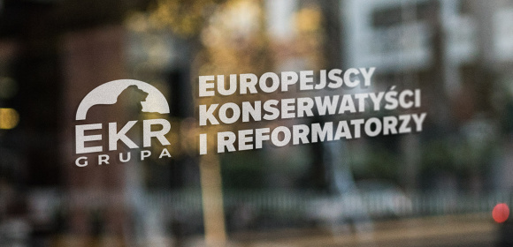 Eurodeputowane PiS o globalnej strategii UE w zakresie szczepień przeciwko COVID-19