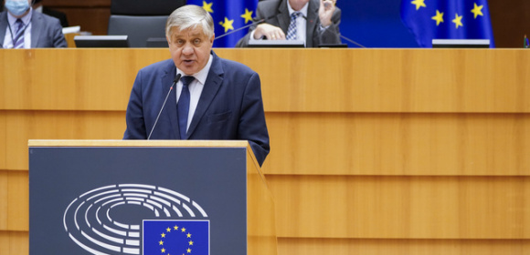 Krzysztof Jurgiel pyta Komisję o ochronę drobnych producentów rolnych