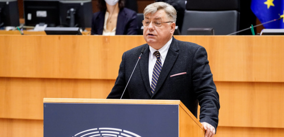 Kosma Złotowski: Kierowcy w transporcie międzynarodowym powinni być zwolnieni z kwarantanny i obowiązku testowania