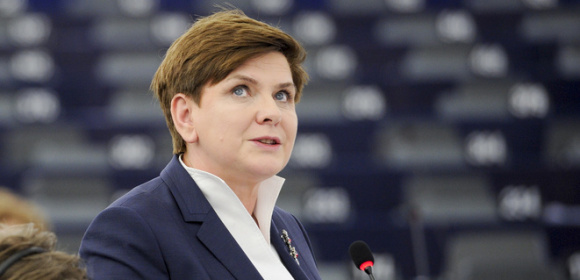 Beata Szydło pyta o egzekwowanie umów z koncernami farmaceutycznymi na dostawy szczepionek