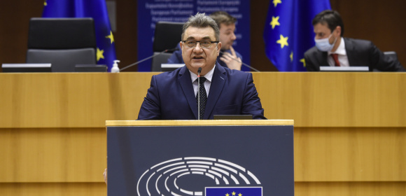 Grzegorz Tobiszowski w dyskusji z komisarzem Bretonem
