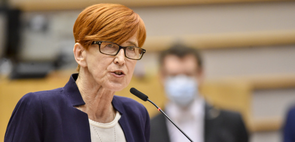 Elżbieta Rafalska w dyskusji z komisarzami Valdisem Dombrovskisem i Nicolasem Schmitem