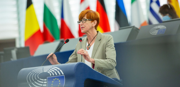 Elżbieta Rafalska w dyskusji z Nicolasem Schmitem
