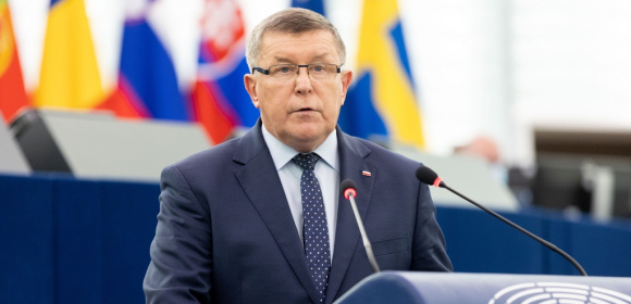 Zbigniew Kuźmiuk w dyskusji z Komisarzem Wojciechowskim