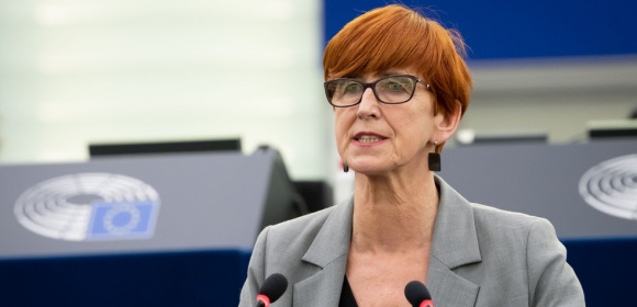 Elżbieta Rafalska w dyskusji z komisarzem Schmitem