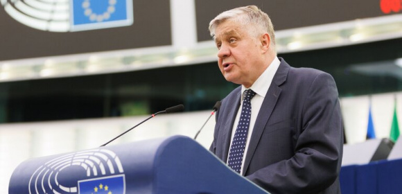 Krzysztof Jurgiel przeciwko zastąpieniu mleka napojami roślinnymi