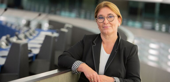 Beata Mazurek: Realizacja ambitnych celów transportu zero i niskoemisyjnego musi uwzględniać faktyczną sytuację na rynku pojazdów elektrycznych