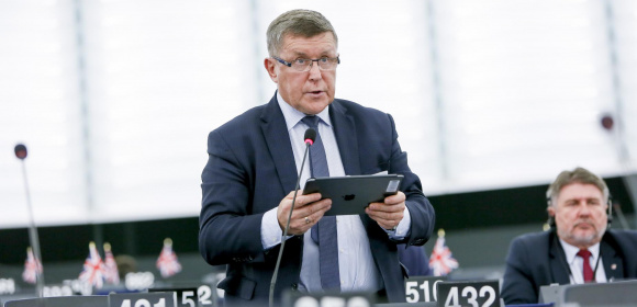 Zbigniew Kuźmiuk: UE powinna wprowadzić limitowanie cen na rynku gazu