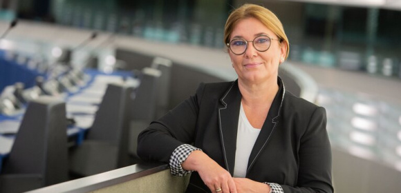 Beata Mazurek pyta Komisję o opóźnienia publikacji kluczowych przepisów dla sektora motoryzacji w zakresie dostępu do danych