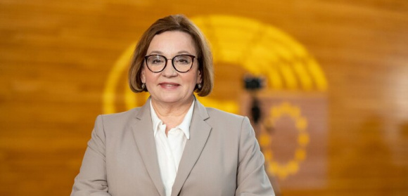 Anna Zalewska prezentuje raport na temat wspierania i dostosowywania szkoleń zawodowych jako narzędzia sukcesu pracowników i podstawowego elementu gospodarki UE w nowym przemyśle 4.0