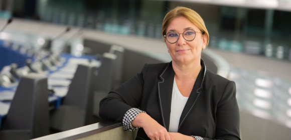 Beata Mazurek w obronie Ukrainy pyta KE o sankcje nakładajace zakaz importu diamentów z Rosji