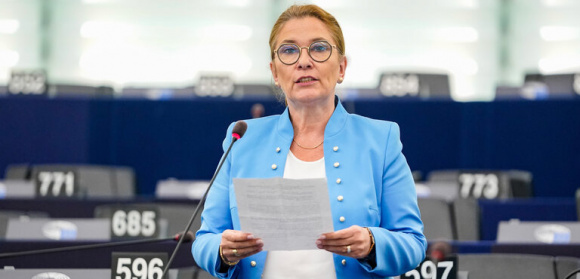 Beata Mazurek interweniuje ws. zagrożeń dla zdrowia związanych z użytkowaniem niektórych urządzeń bezprzewodowych
