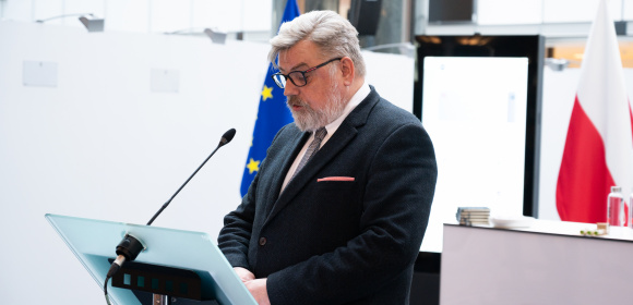 Kosma Złotowski prezentuje w europarlamencie aplikację mObywatel 2.0.