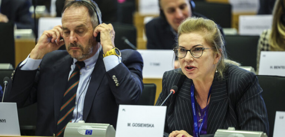 Małgorzata Gosiewska w dyskusji z kandydatką na komisarza ds. gotowości i zarządzania kryzysowego