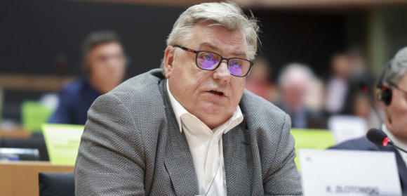 Zgodnie z rekomendacją europosła PiS Kosmy Złotowskiego Komisja Europejska wycofała się z dalszych prac nad dyrektywą dotyczącą projektu w sprawie odpowiedzialności za sztuczną inteligencję.