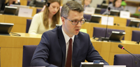 Piotr Müller prezentuje raport o zamówieniach publicznych:  