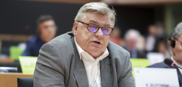 Komisja Rynku Wewnętrznego i Ochrony Konsumentów przyjęła opinię Kosmy Złotowskiego wzywającą do odrzucenia projektu dyrektywy ws. odpowiedzialności cywilnej za sztuczną inteligencję